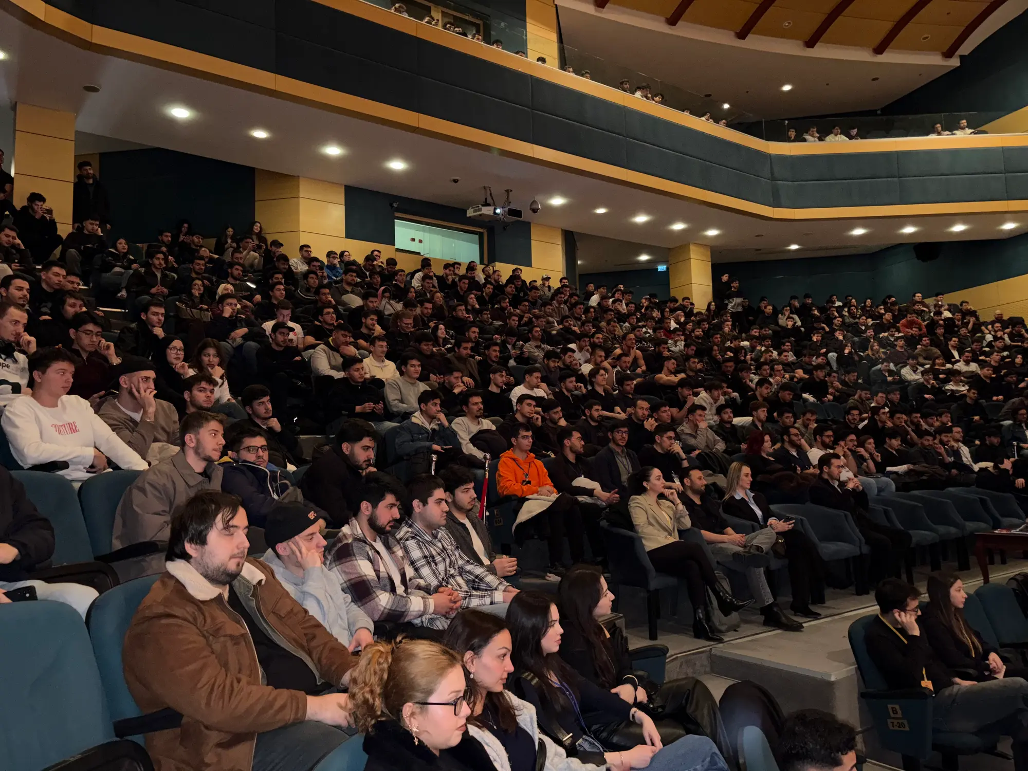 Spor Zirvesi'nde tamamen dolu salon, balkona kadar yüzlerce katılımcı
